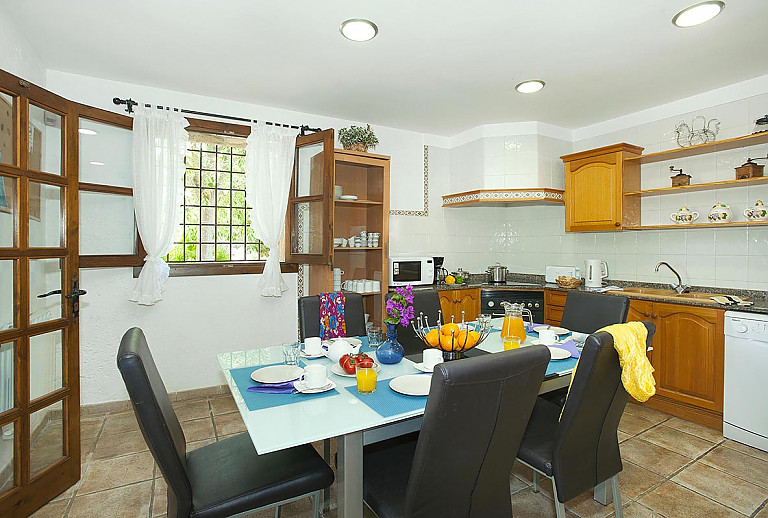 Küche mit Esstisch und Stühlen