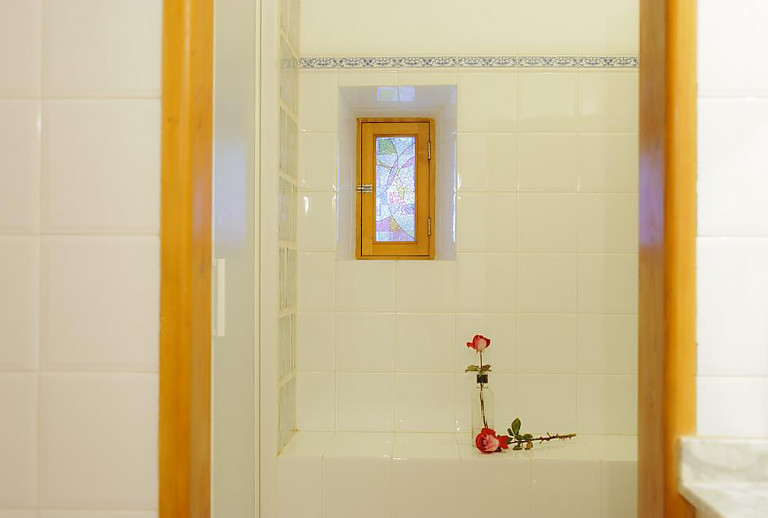 Badezimmer mit Fenster und Waschbecken