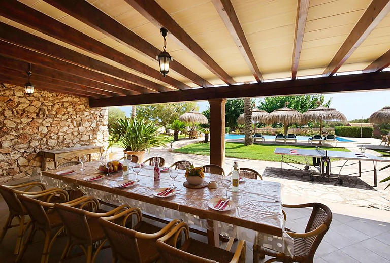 Terrasse mit Esstisch und Gartenblick
