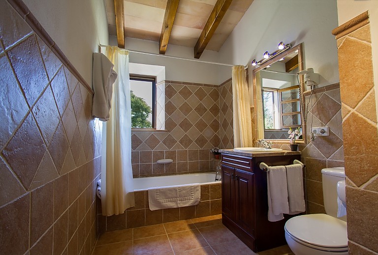 Badezimmer Badewanne Fenster Waschbecken Spiegel Toilette