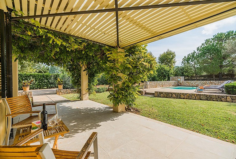 Aussenkueche Grillbereich Tisch Sitzbaenke Pool Sonnenliegen