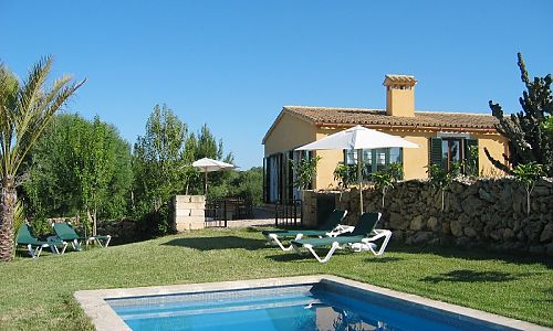 Pool Sonnenliegen Garten Finca Palmen Himmel