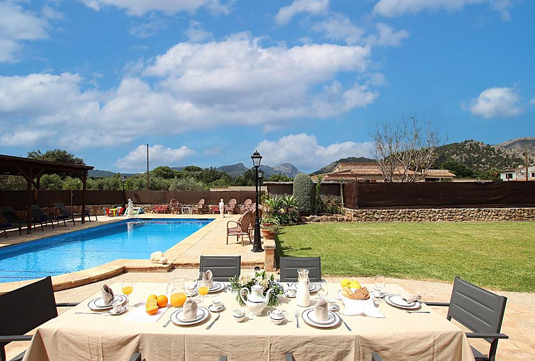Aussenbereich Pool Spielecke Terrasse Esstisch Stuehle Sonnenliegen