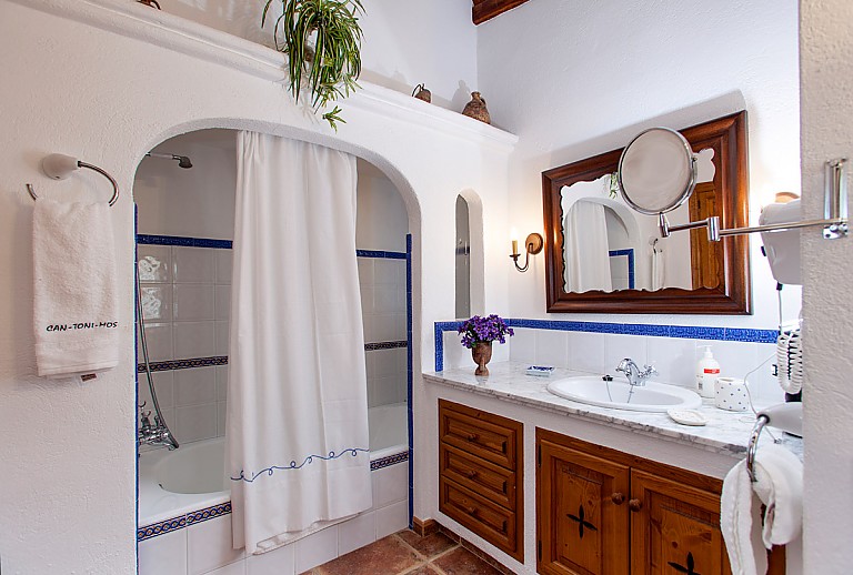 Badezimmer Wanne Spiegel Waschbecken