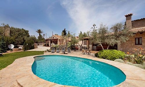 Gartenbereich Pool Sonnenliegen Tisch Gartenstuehle Rasen