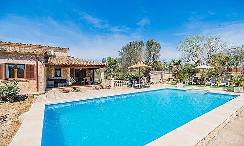 Finca Hausfassade Aussenbereich Pool Grill Terrasse Pflanzen