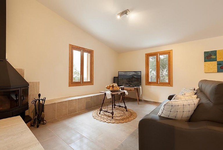 Wohnzimmer Sofa Kamin Tisch Fernsehgeraet