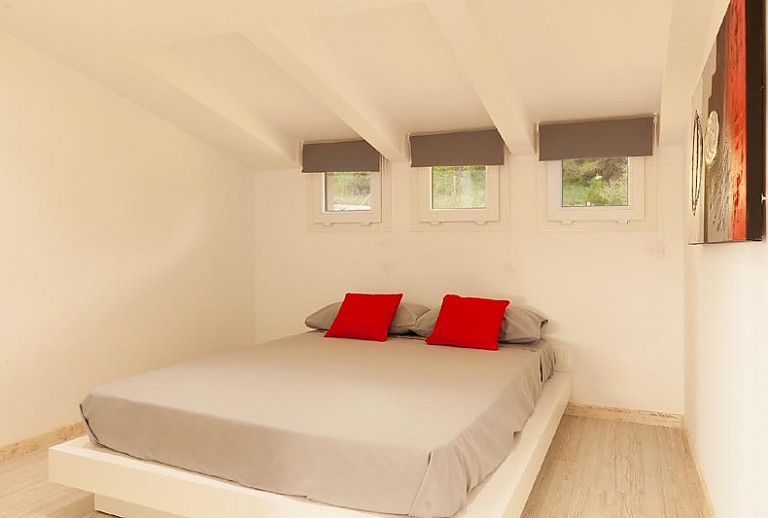 Schlafzimmer Doppelbett Fenster