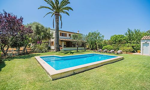 Finca Pollenca Mallorca 5 Personen Poolbereich Rasen Palme Terrasse Poolliegen Fassade