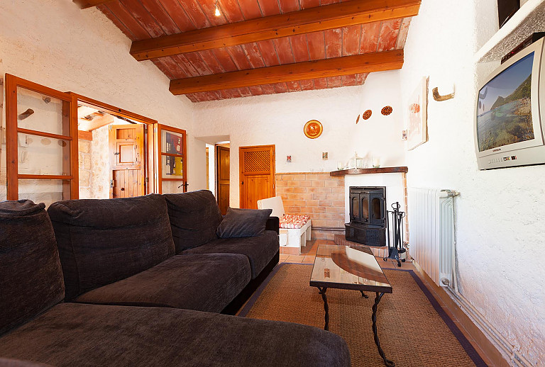 Wohnzimmer Sofas Couchtisch Fernsehgeräet Kamin Terrassentuer Heizkoerper Teppich