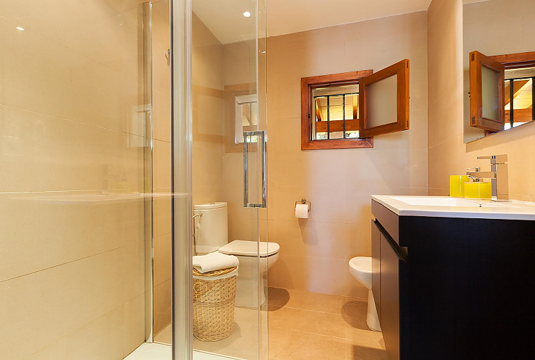 Badezimmer Dusche WC Bidet Waschbecken Spiegel Fenster