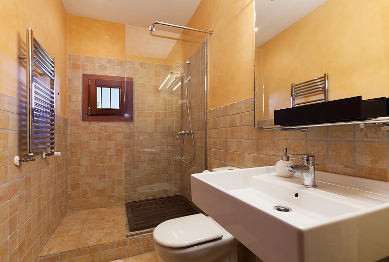 Badezimmer Dusche WC Spiegel Waschbecken Handtuchhalter