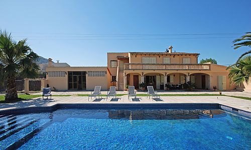 Pool Himmel Finca Sonnenliegen Bäume Rasen