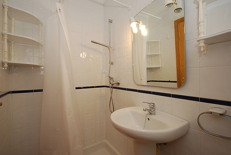 Bad Spiegel Waschbecken Dusche Handtuchhalter