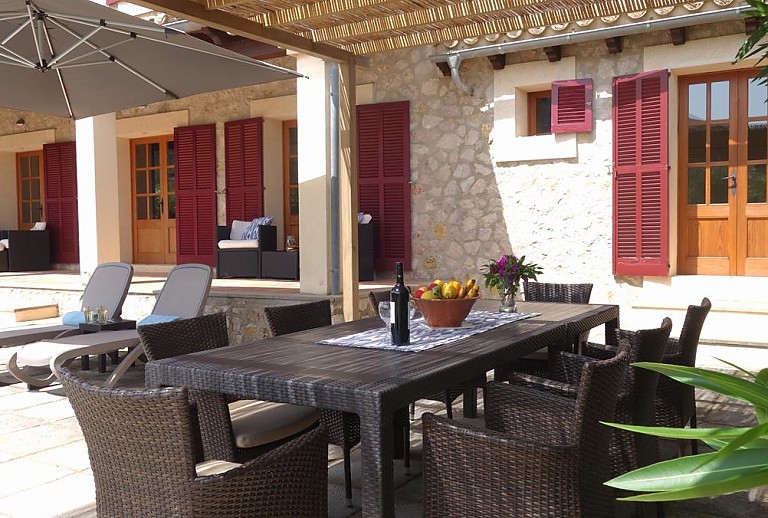 Terrasse Tisch Stühle Geschirr Tür