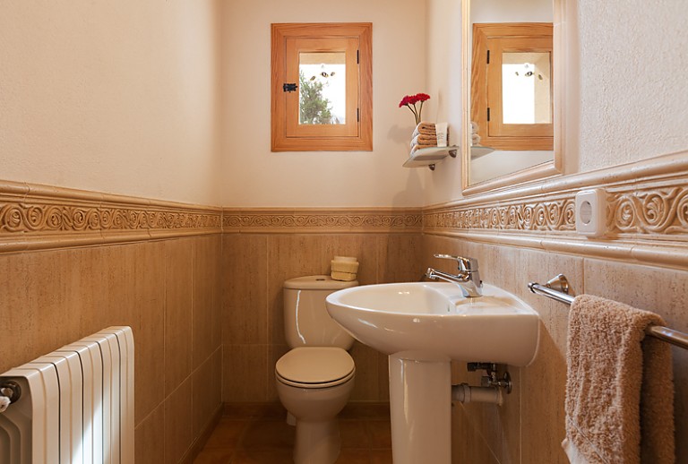 WC Heizung Spiegel Waschbecken