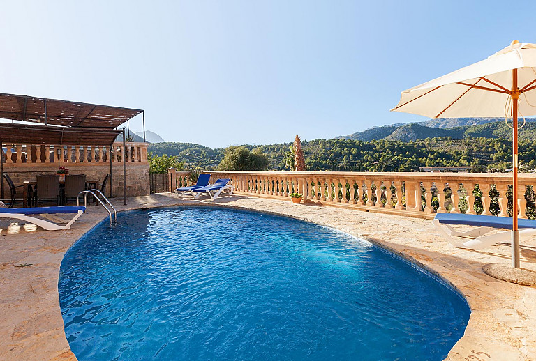 Terrasse Geländer Pool Aussicht Himmel Sonnenschirm