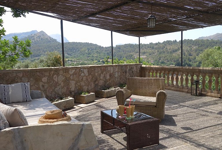 Gartenmöbel Pergola Schatten Bergblick