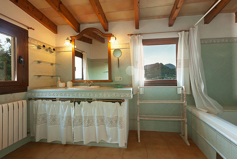 Badezimmer Wachbecken Fenster Spiegel Wanne