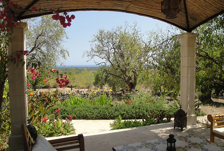 Pergola Garten Büsche Tisch Stühle