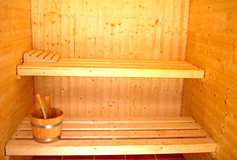 Sauna Aufgusseimer Bänke