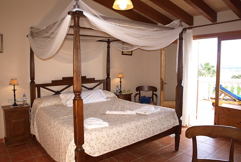 Schlafzimmer Ehebett Stuhl Balkontür Lampe