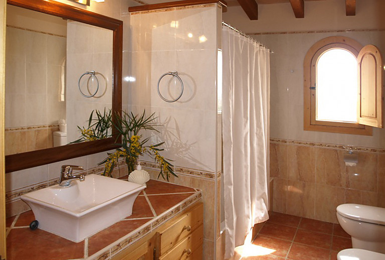 Bad Waschbecken Spiegel WC Fenster Duschvorhang