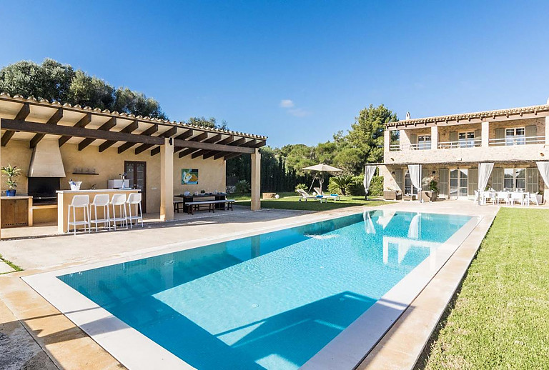 Aussenbereich Rattanmoebel Terrasse Essbereich Sonnenliegen Schirm Pool