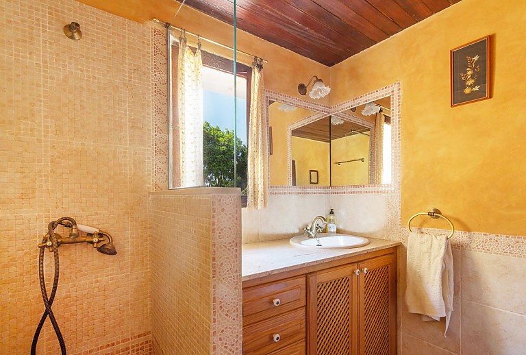 Badezimmer Fenster Spiegel Waschbecken