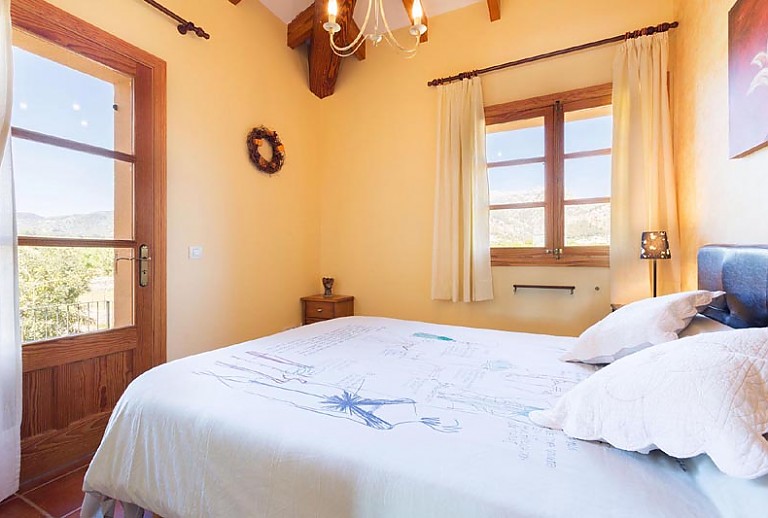 Doppelbett Fenster Lampe Tür Bild