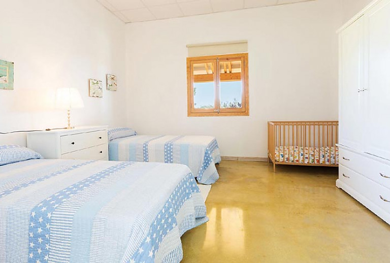 Schlafzimmer Einzelbetten Fenster Babybett Bild