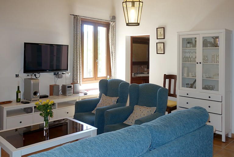 Wohnzimmer Sofas Couchtisch Fernsehgeraet Kamin Fenster