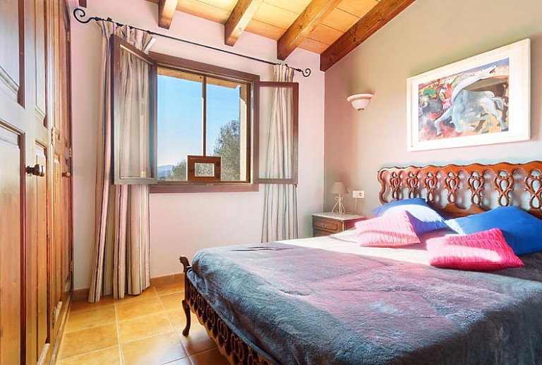 Schlafzimmer Doppelbett Fenster Schrank Bild
