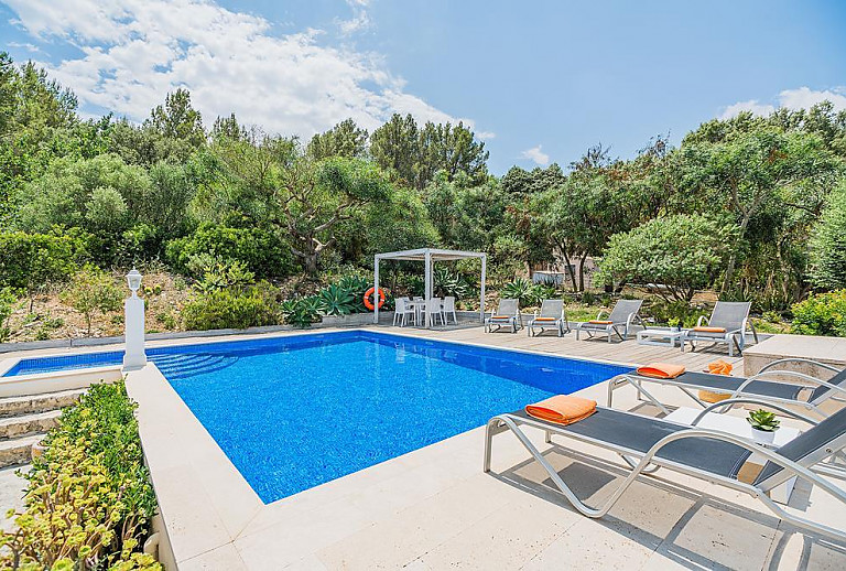 Poolbereich Sonnenliegen Schwimmbad Sonnenschirm Terrasse