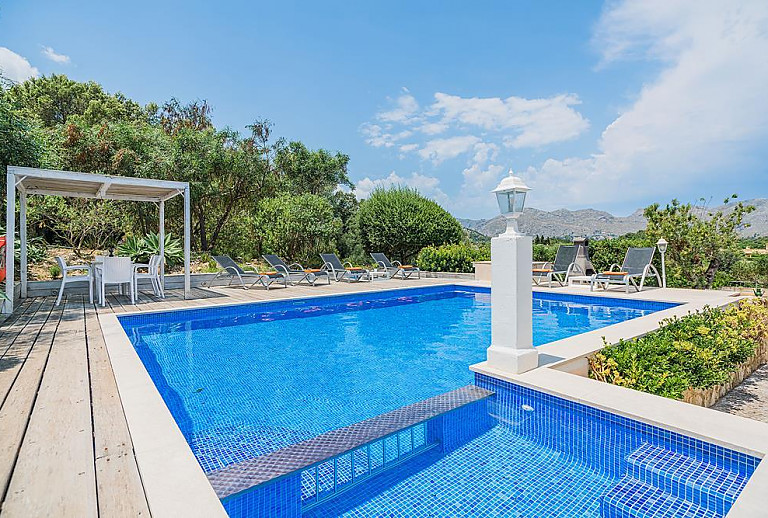 Sonnenliegen Poolterrasse Pool Sonnenschirm Tisch Stuehle