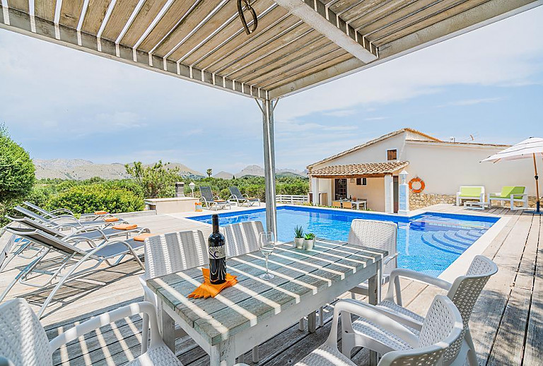 Aussenbereich Terrasse Pool Sonnenliegen