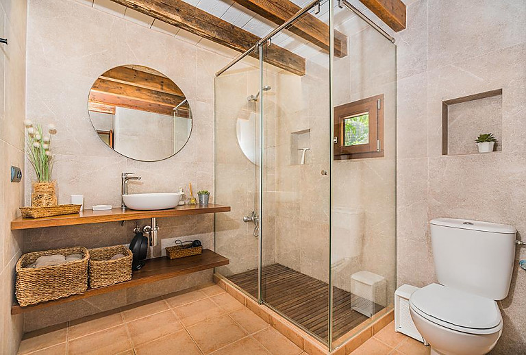 Bad Badewanne Badezimmerschrank Waschbecken Spiegel Fenster