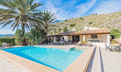 Finca Aussbenbereich Pool Sonnenliegen Terrasse Berge