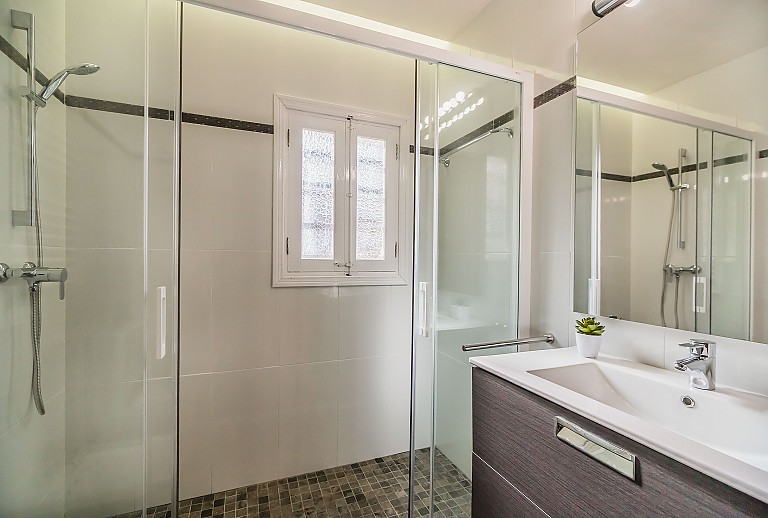 Badezimmer Dusche Waschbecken Spiegel Bidet Fenster