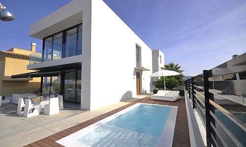 Ferienhaus Pool Terrasse Gartenmöbel Himmel