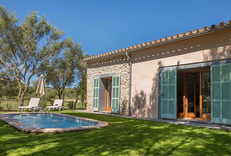 Pool Rasen Landhaus Baume