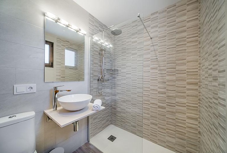 Badezimmer Badewanne Bidet WC Waschbecken Spiegel