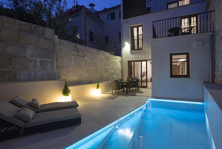 Ferienhaus mit Pool im Außenbereich bei Nacht