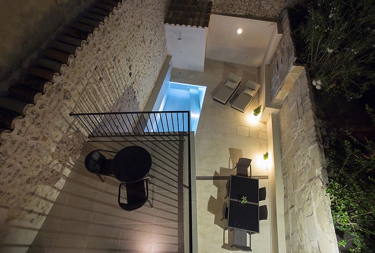 Terrasse und Pool bei Nacht mit Beleuchtung