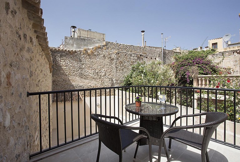 Terrasse mit Ausblick und Gartenmöbeln