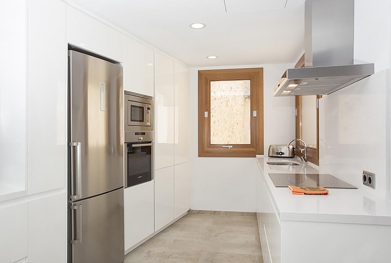 Küche mit Fenster Kühlschrank und Ofen