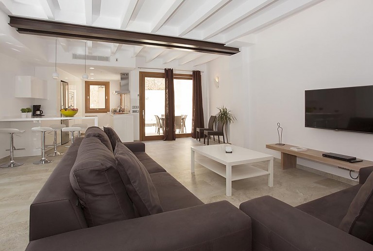 Wohnzimmer mit Polstermöbeln und Tisch