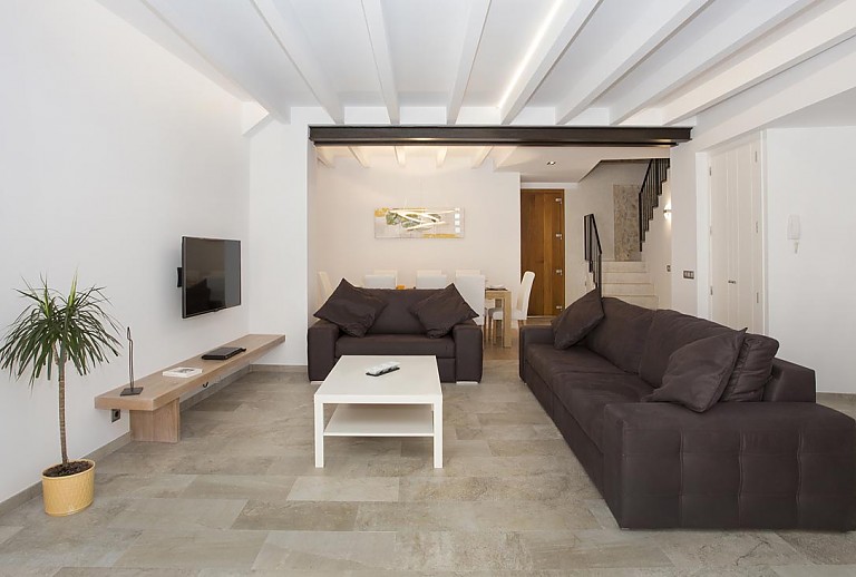 Wohnzimmer mit Pflanzen und Sitzecke