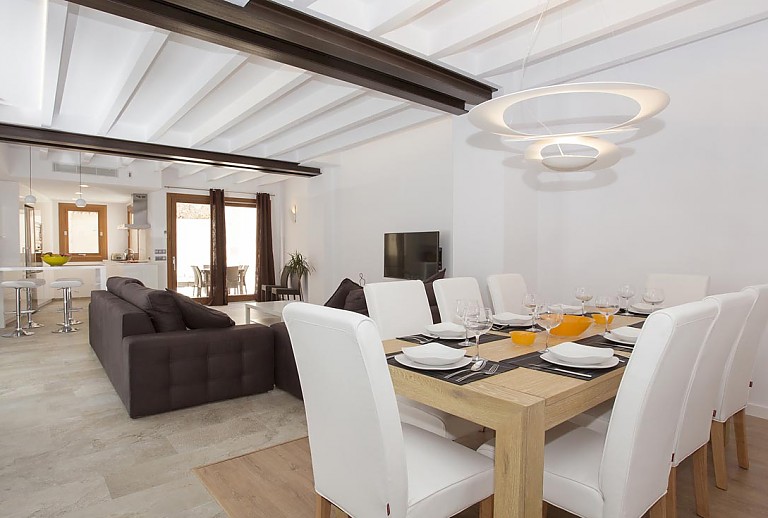Wohnzimmer mit Couch und Essplatz