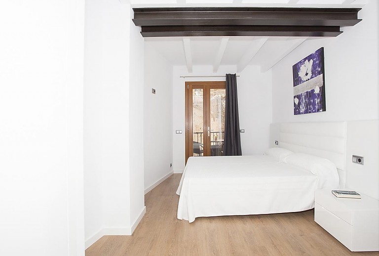 Schlafzimmer mit Doppelbett und Fenster